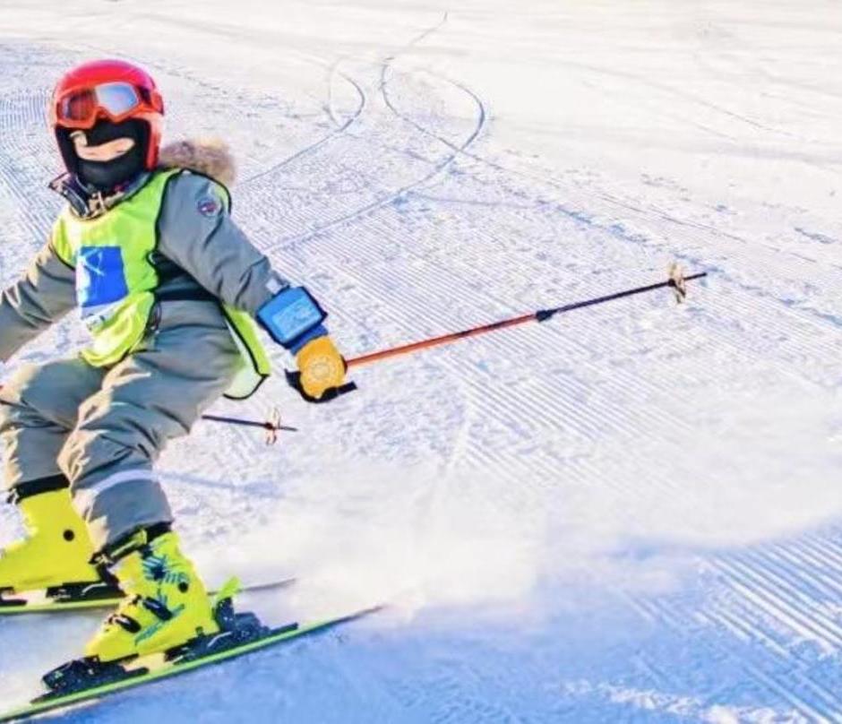中国吉林万科松花湖滑雪营 l 单双板学习均为1:3高教练配比，专业提升滑雪技能，超乎想象的滑雪体验！